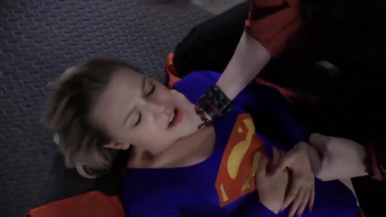Izlash supergirl seks